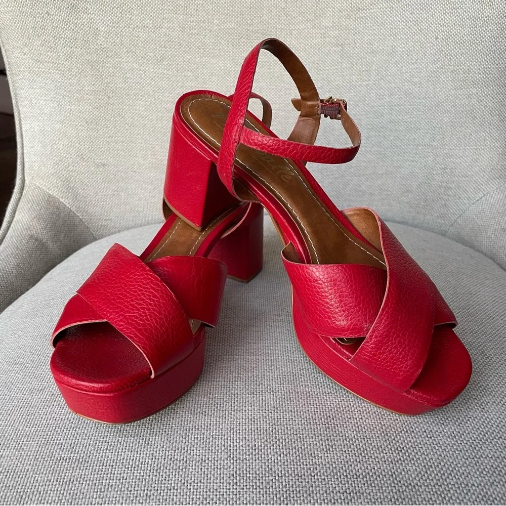 Super CUTE L'Intervalle RED sandles! Perfect for spring or summer. - Picture 4 of 10